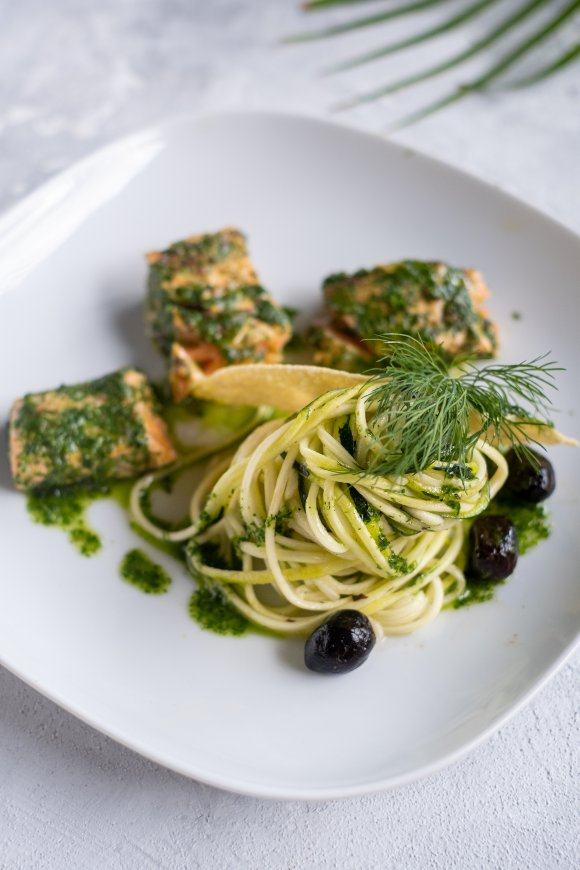 Courgetti met zalm in kruidenkorst