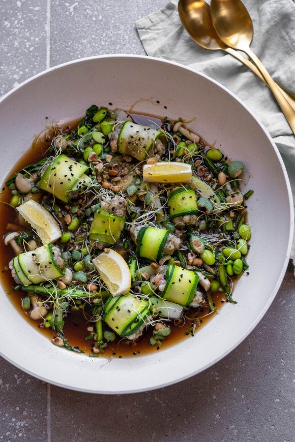 Aziatisch soepje met cannelloni van scampi en courgette