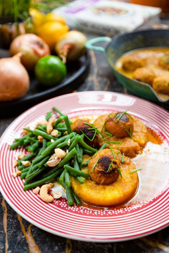 Vegan balletjes met currysaus en gebakken ananas