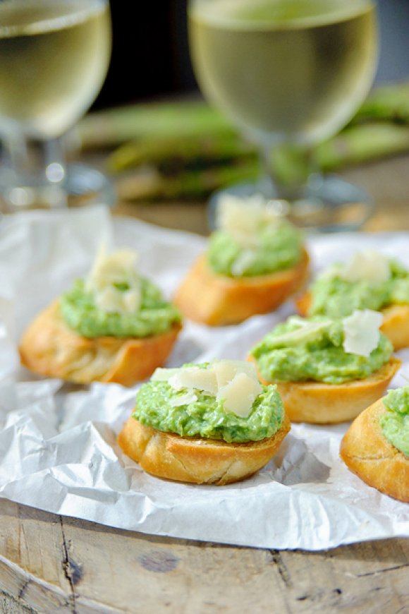 Bruschetta met puree van lente-uitjes en doperwten