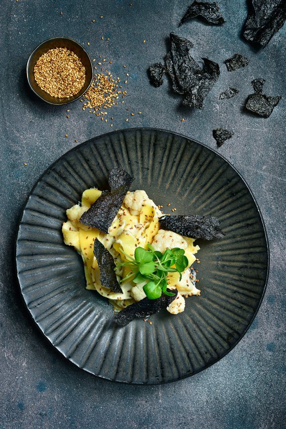 Pasta met bloemkool en gefrituurde norivellen