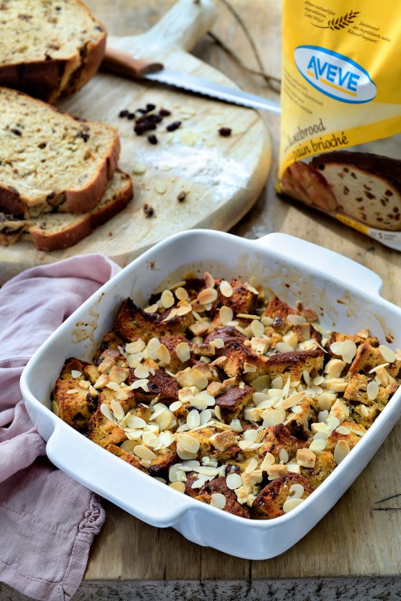 Broodpudding van rozijnenbrood