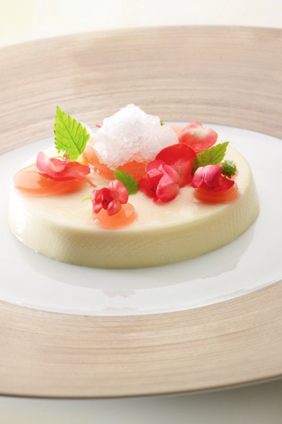 Panna cotta met granité van vlierbessen en gelei van rozenblaadjes