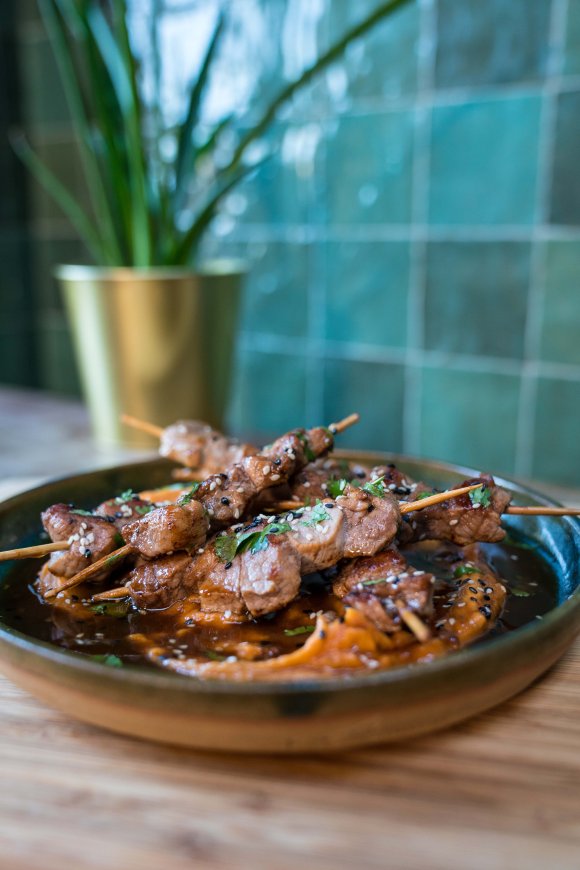 Varkensspiesjes met sesam en zoete aardappel