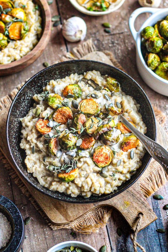 Romige bloemkoolrisotto met geroosterde spruitjes en pompoenpitten