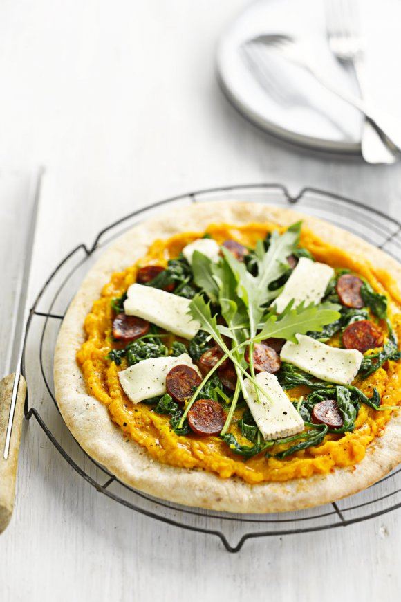 Pizza met pompoen, chorizo en taleggio