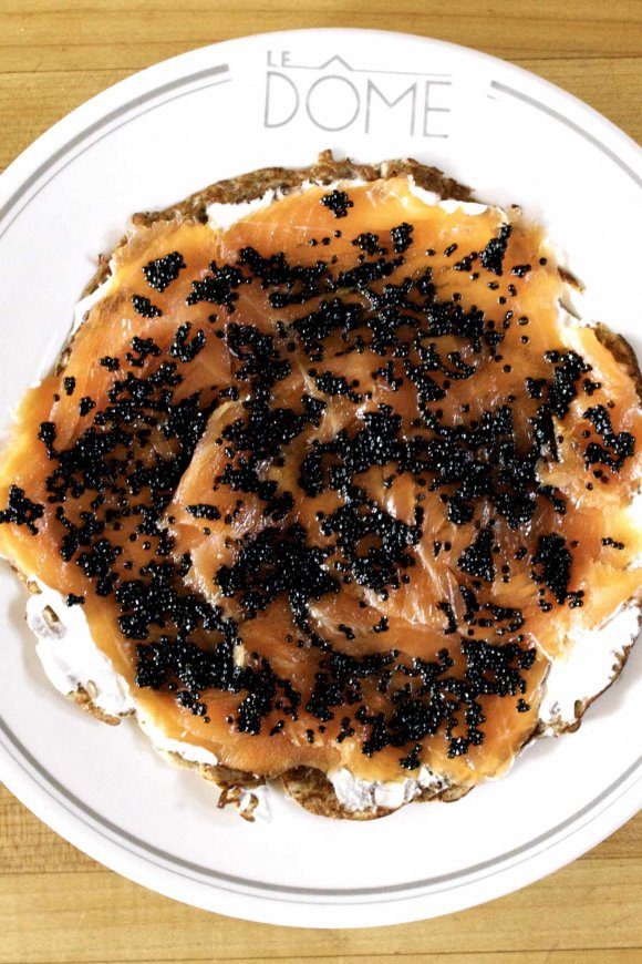 Boekweitpannenkoeken met gerookte zalm en kaviaar