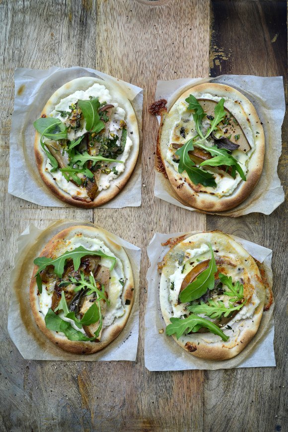 Mini-pizza's met peer, walnoten, rucola en gorgonzola