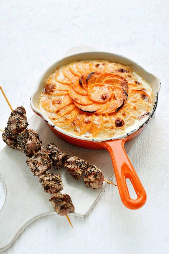 Souvlaki met gratin van zoete aardappel en wortel