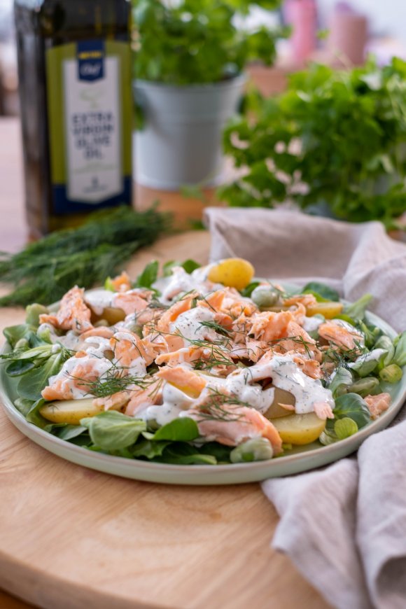 Lauwe salade met krieltjes, zalm en tuinbonen