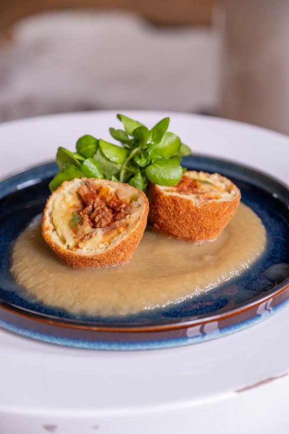 Aardappelenballen gevuld met gehakt en hartige appelsaus