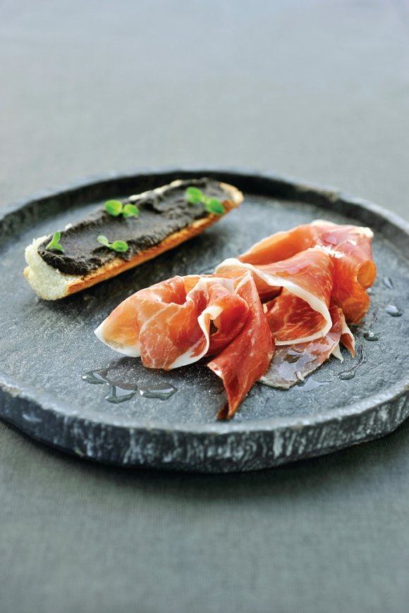 Stokbroodje met Iberico ham en emulsie van zwarte olijven