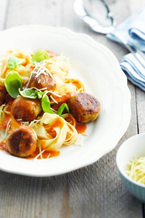 Tonijnballetjes in tomatensaus