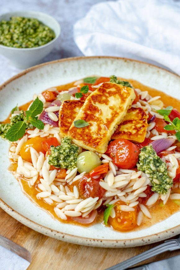 Orzo met geroosterde tomaten en halloumi