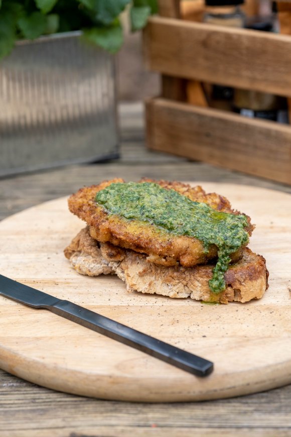 Schnitzel met zuurdesembrood en salsa verde