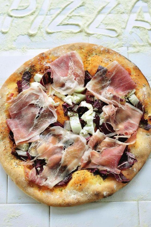 Pizza met san-danieleham en radicchio