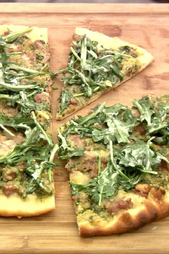 Pizza met lamsgehakt en peterseliepesto