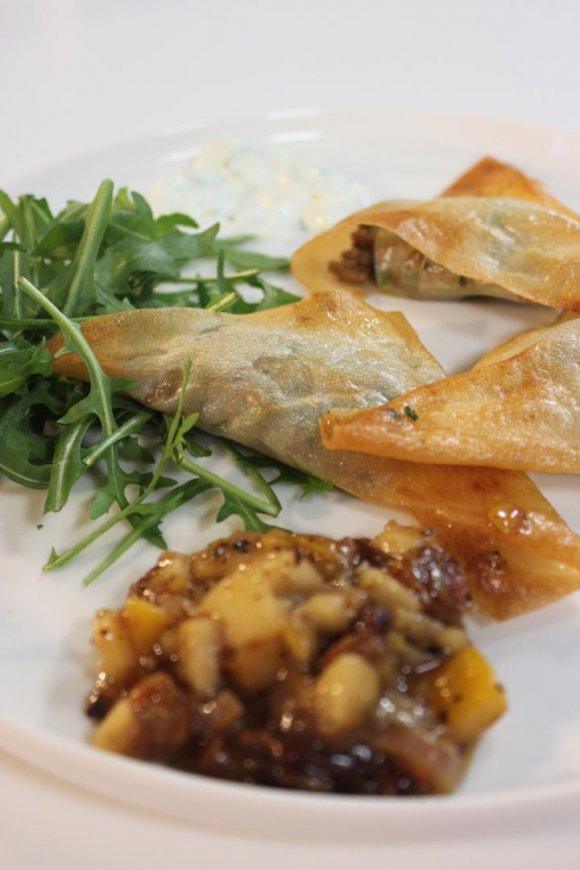 Samosa's met lamsgehakt en mango chutney