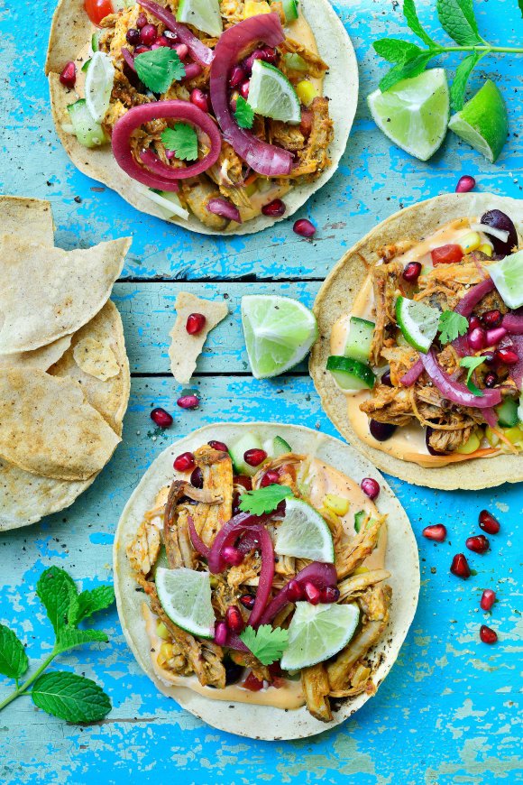 Tostadas met pulled pork, gepekelde ui en smokey mayo