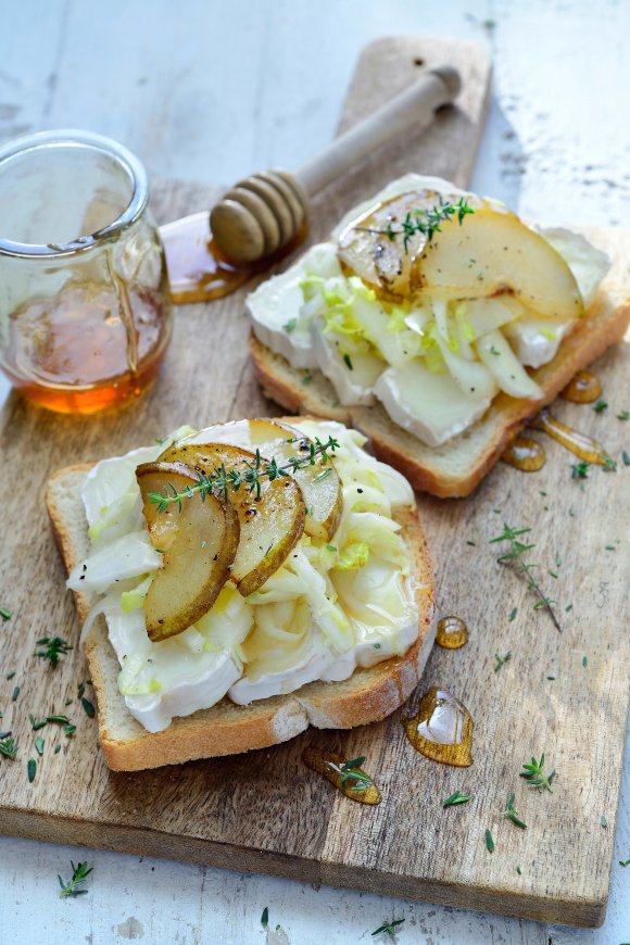 Toast met gebakken peren, geitenkaas en witloof