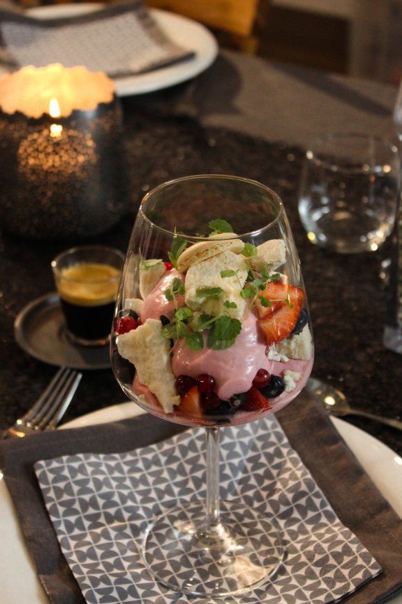 Meringue met mousse van rood fruit