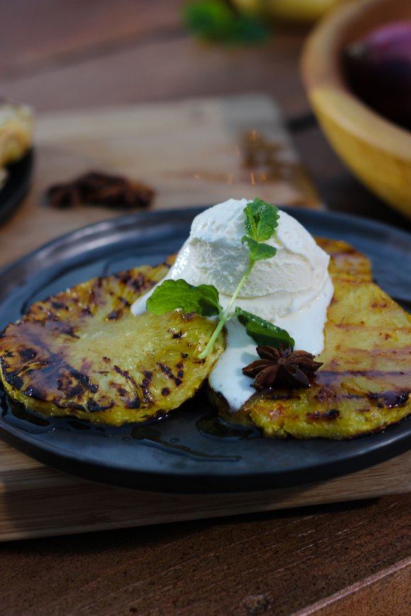 Gegrilde ananas met ijs