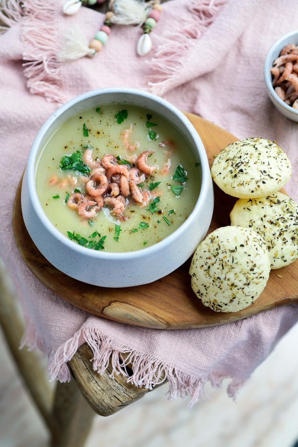 Warme vichyssoise met grijze garnalen en bladerdeegkoekjes