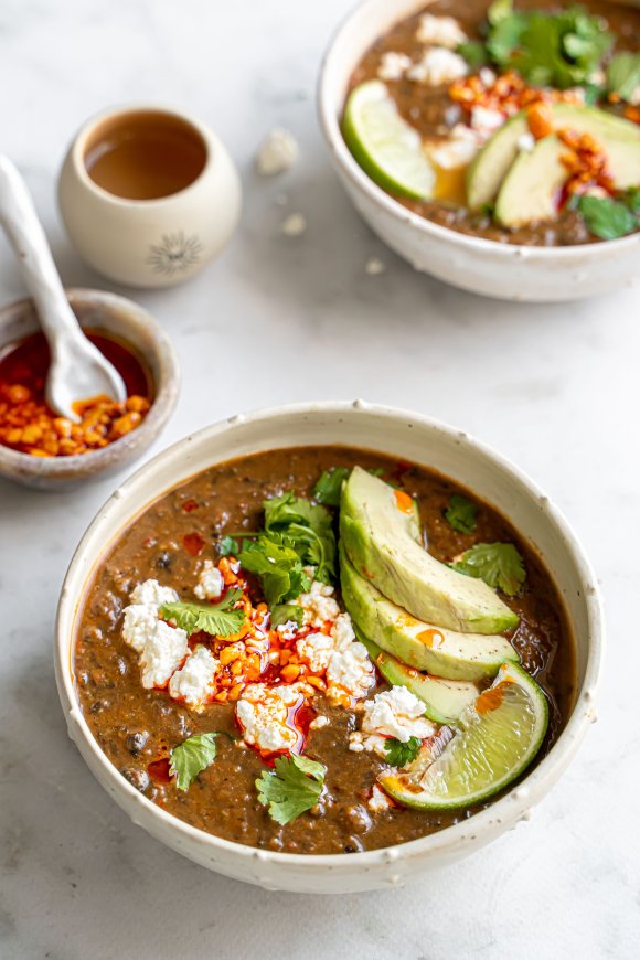 Zwarte bonensoep met avocado en chipotle