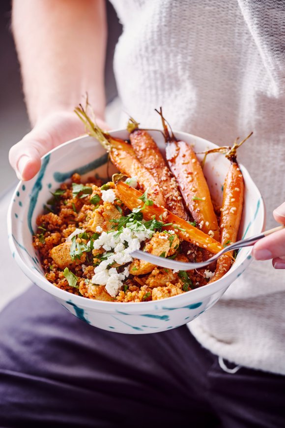 Roerbak van quinoa met kip en jonge wortel