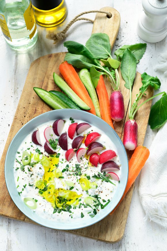 Plattekaasdip met lentegroentjes