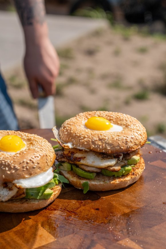 Bagel met spiegelei, spek en halloumi