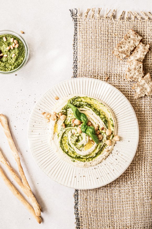 Hummus met basilicumpesto