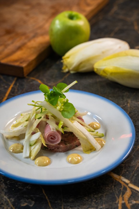 Varkenskop met ham, appel-witloof salade en mosterdmayonaise