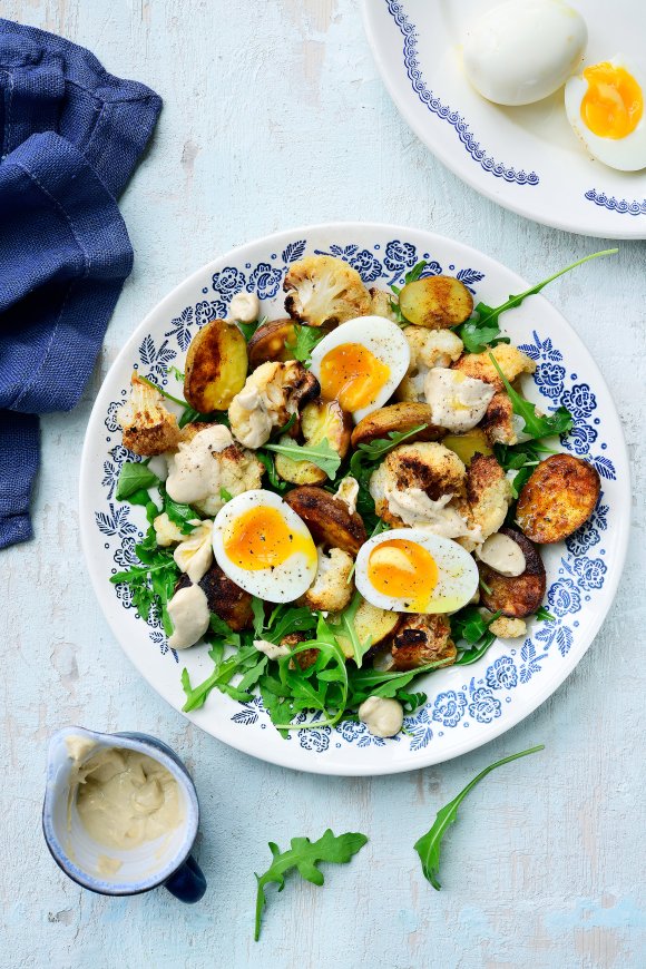 Salade van geroosterde bloemkool en krieltjes met tahinidressing en ei