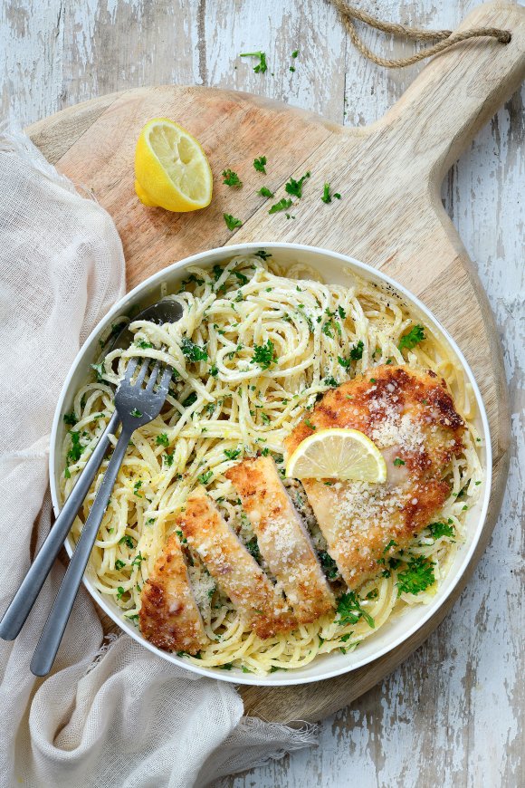 Pasta citroen met krokant kippenlapje parmezaan