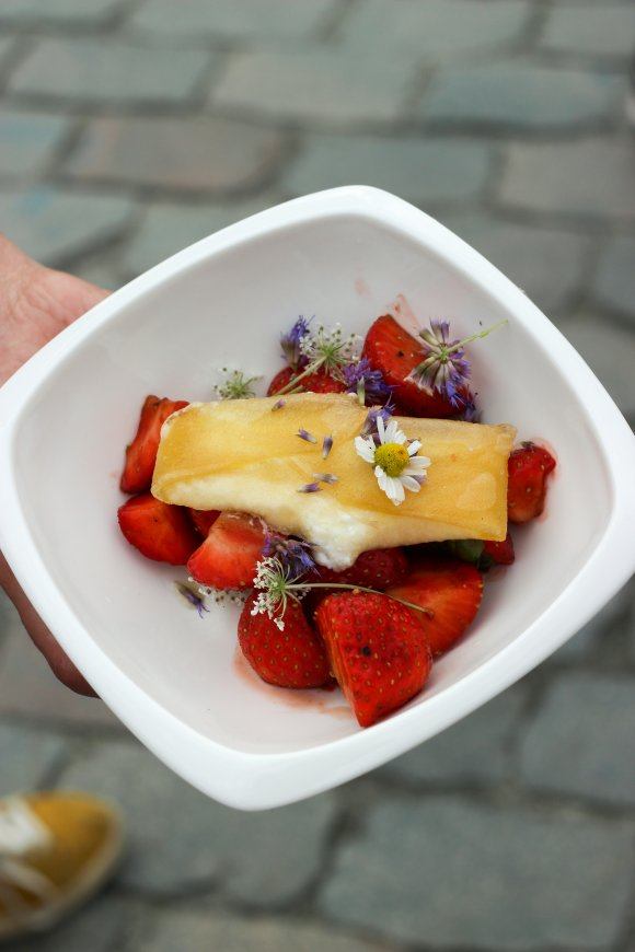 Loempia van geitenkaas met een aardbeienslaatje