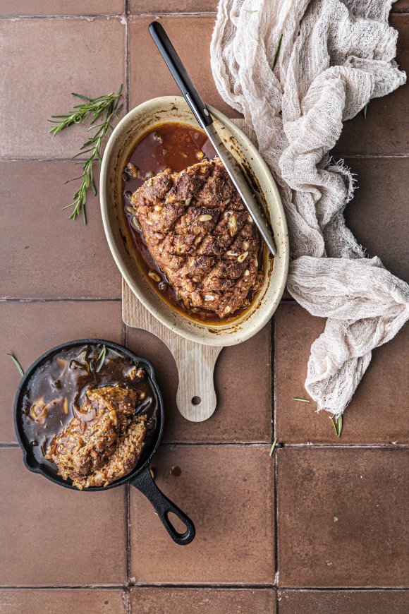 Vegan gehaktbrood met vegan bruine saus