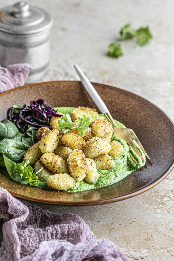 Crunchy gnocchi met vegan spinazie-roomsaus en rode kool slaatje