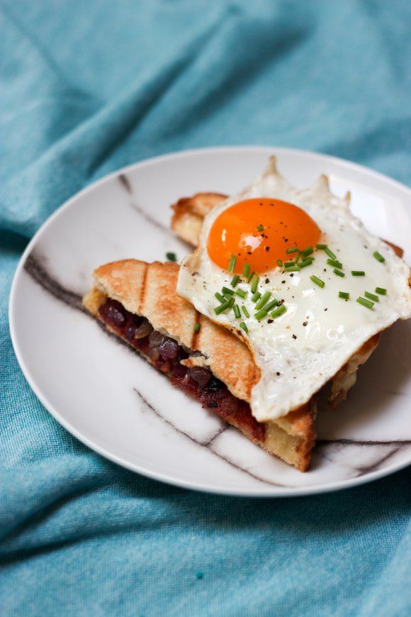 Croque madame met spek en rode ui