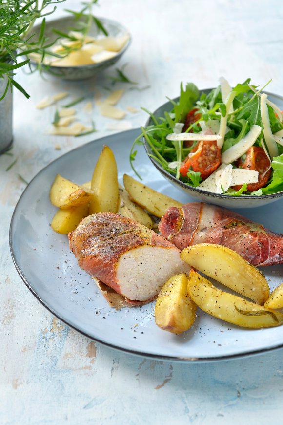 Kip in een jasje van ham met aardappelwedges