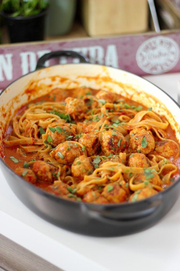 Tagliatelle met gehaktballetjes in een tomaat-paprikasausje