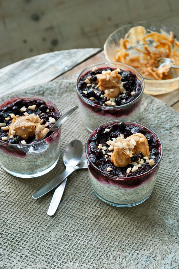 Chiapudding met blauwe bessencompote 