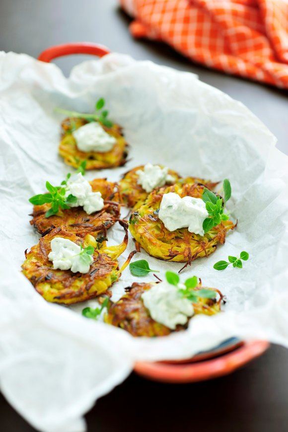 Pastinaak-aardappelkoekjes met blauwe kaascrème