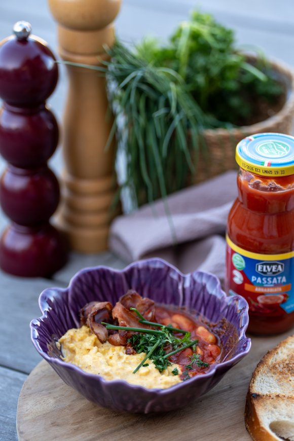 Roerei met spek en bonen in tomatensaus