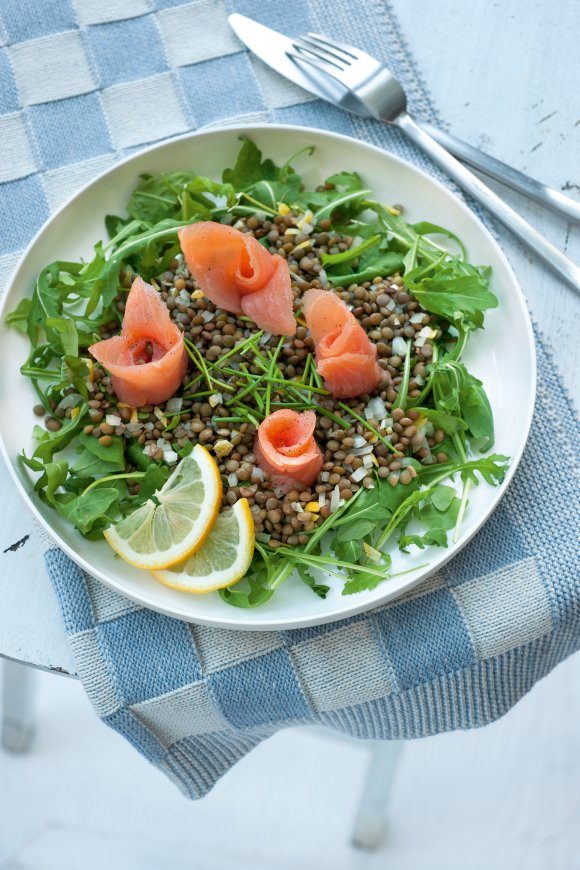 Linzensalade met gerookte zalm en citroendressing 