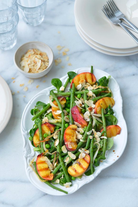 Geroosterde perzikensalade met boontjes