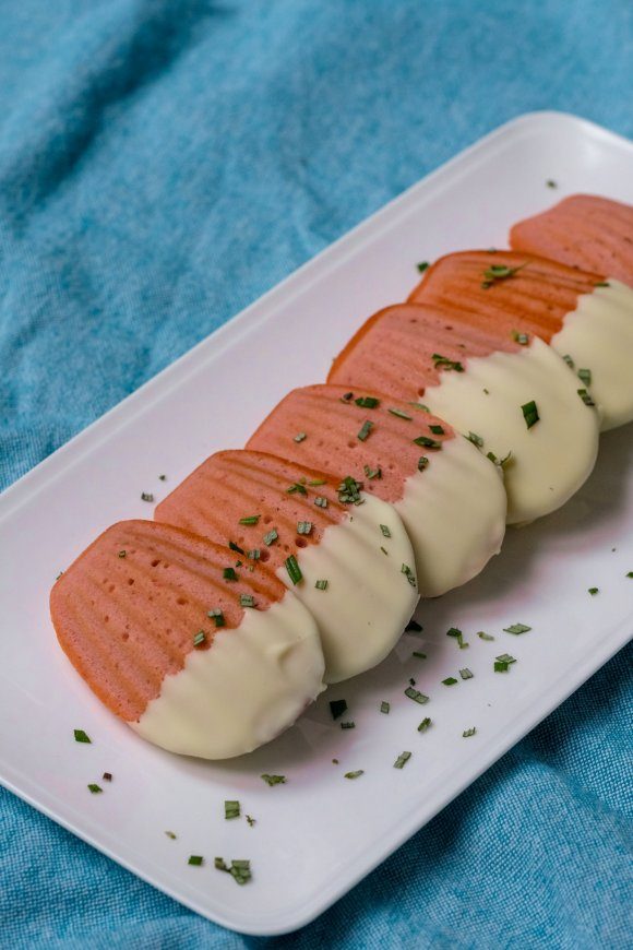 Madeleintjes met aardbeien en rozemarijn