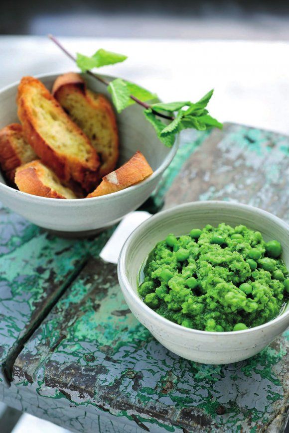 Tapenade van doperwtjes met verse munt en crostini's