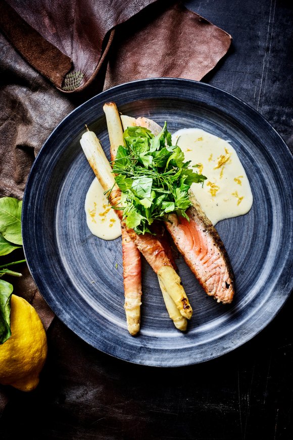 Gegrilde asperges in een jasje van prosciutto met zalm