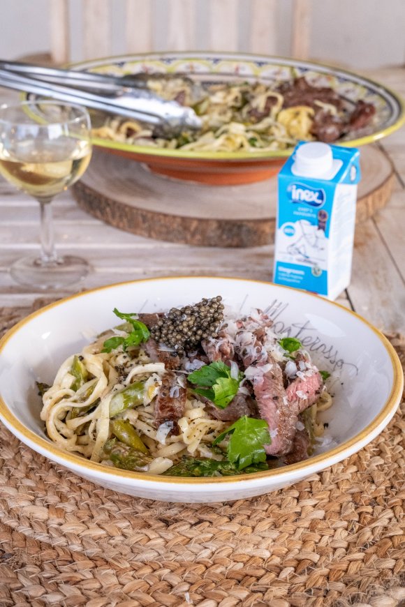 Romige fettucine met steak, groene asperges en kaviaar